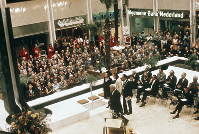801887 Afbeelding van de officiële opening van het winkelcentrum Hoog Catharijne te Utrecht door Prinses Beatrix ...
